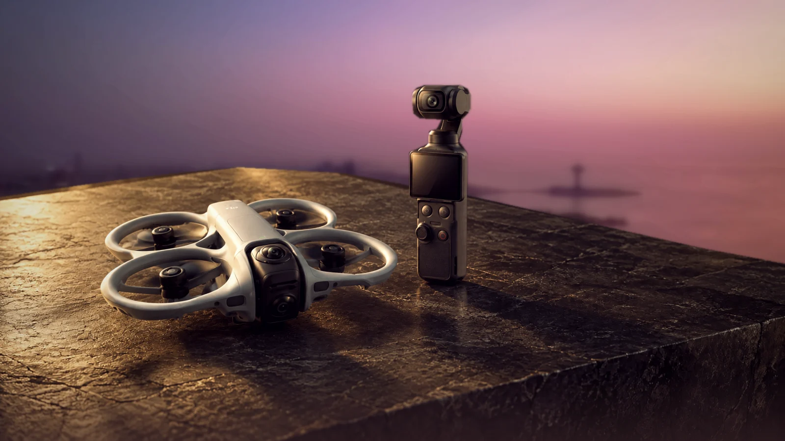درون DJI Avata 360 وكاميرا DJI Osmo Pocket 4 على سطح حجري مطل على غروب الخبر